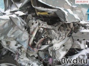Битый автомобиль Toyota Avensis